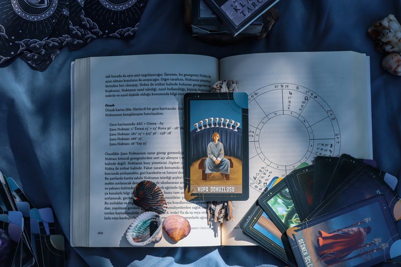 Symboles astrologiques et cartes de tarot en France