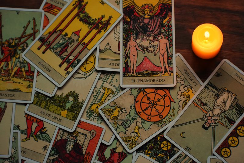 Jeu de cartes de tarot posé sur une table